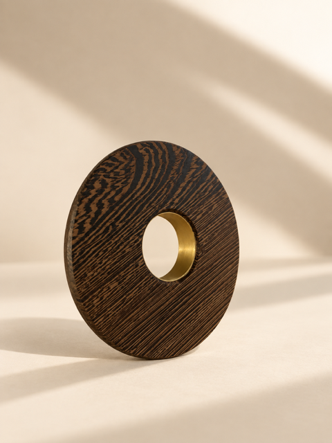 Round MADOO lid in dark striped Wenge wood with a brass inner ring